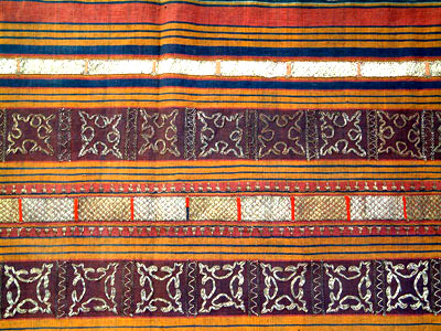 photo d'un sarong tapis textile tubulaire utilise par les femmes 